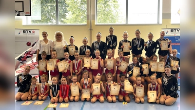Die Teilnehmerinnen der Rhythmischen Sportgymnastik des VS Inter Bergsteig am diesjährigen Quietscheentchen-Cup in Runding mit Spartenleiterin Angelika Hummel (hinten links) sowie den Trainerinnen Olga Tesmann (hinten 2.v.l.) sowie Nicole Solovjanenko (vorne links) und Jenny Edel (vorne rechts). (Bild: Susanne Schwab)