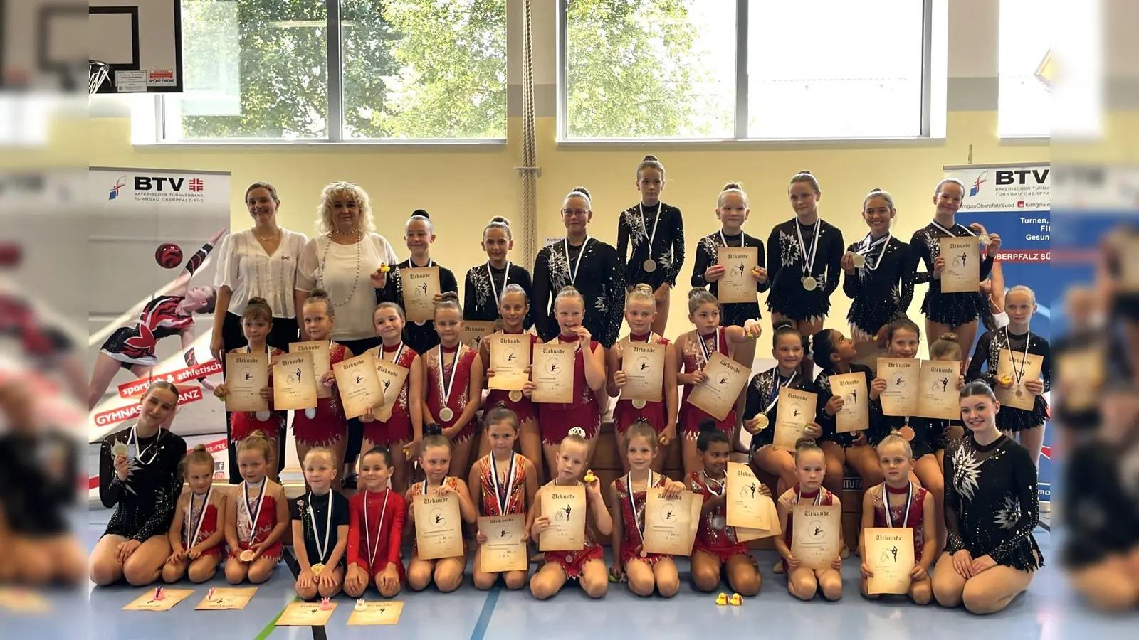 Die Teilnehmerinnen der Rhythmischen Sportgymnastik des VS Inter Bergsteig am diesjährigen Quietscheentchen-Cup in Runding mit Spartenleiterin Angelika Hummel (hinten links) sowie den Trainerinnen Olga Tesmann (hinten 2.v.l.) sowie Nicole Solovjanenko (vorne links) und Jenny Edel (vorne rechts). (Bild: Susanne Schwab)