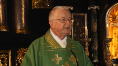 Im Gedenkgottesdienst für Erzbischof Hans Schwemmer würdigte Domkapitular Josef Zerndl den Kirchendiplomaten aus Riggau als Verteidiger christlicher Werte. (Bild: Bernhard Piegsa)