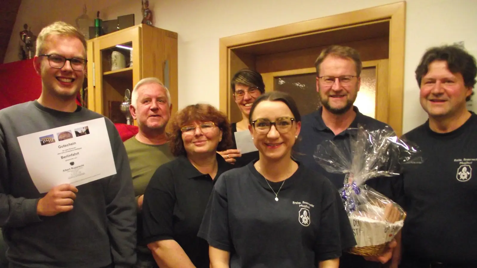 Zufriedene Veranstalter und die glücklichen Gewinner beim traditionellen Frühjarspreisschafkopf der Muglhofer Feuerwehr.  (Bild: Robert Ronke)