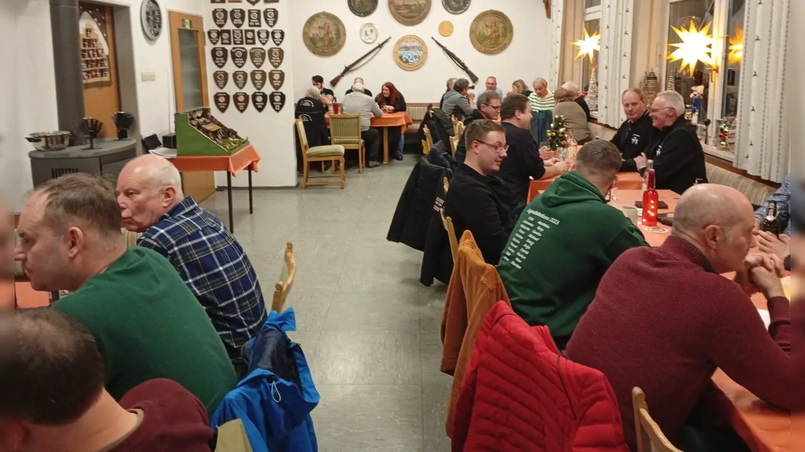 Vollbesetztes Schützenheim bei der Jahresschlussveranstaltung. (Bild: Bettina Sammet)