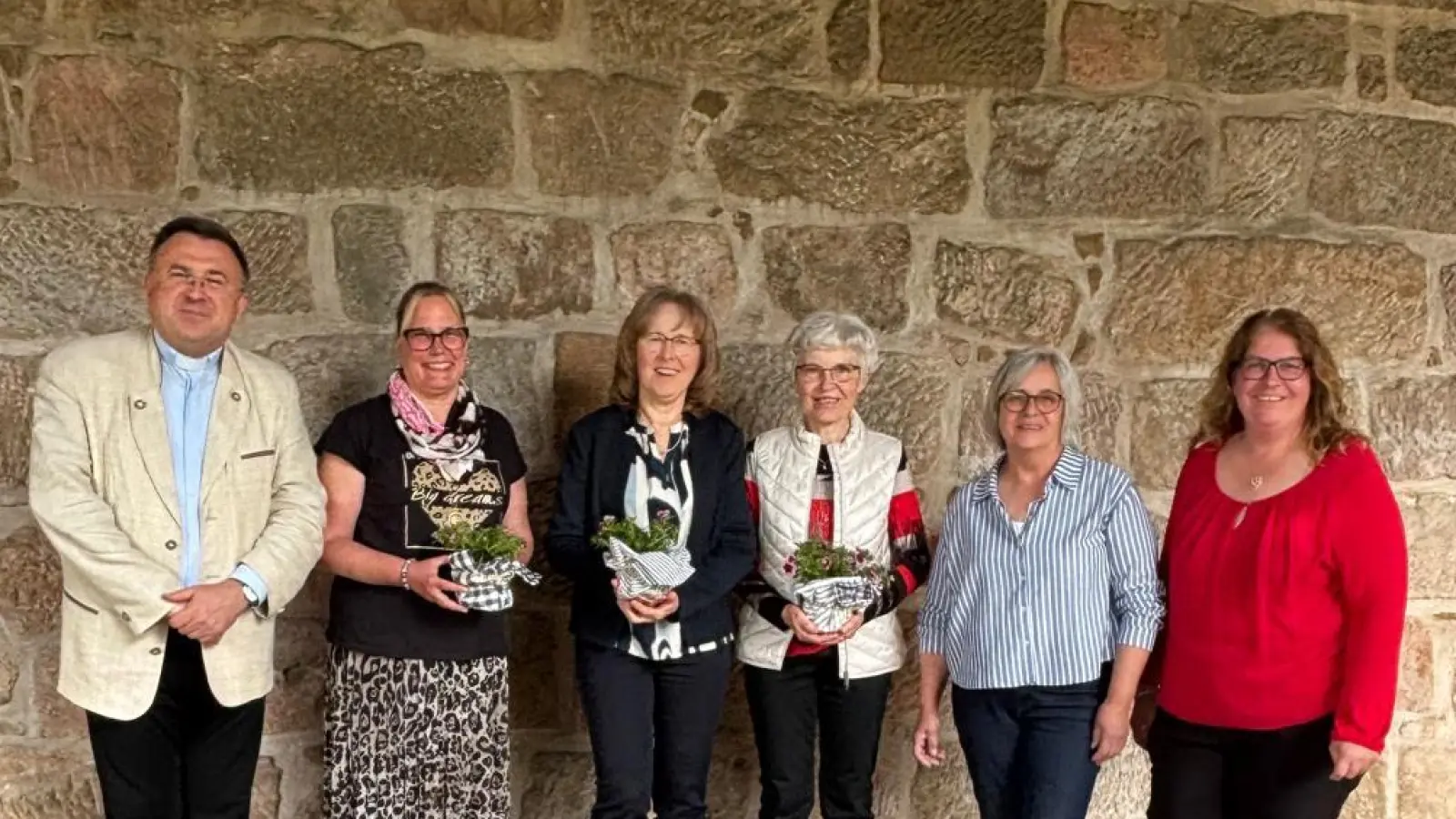 Im Bild von links: Pfarrvikar Dr. Eugen Yurchenko, die Geehrten Simone Wöhrl, Christa Kneidl und Irmgard Schraml sowie Renate Zaloga und Eva Hoffmann aus dem Vorstandsteam. (Bild: Eva Hoffmann)