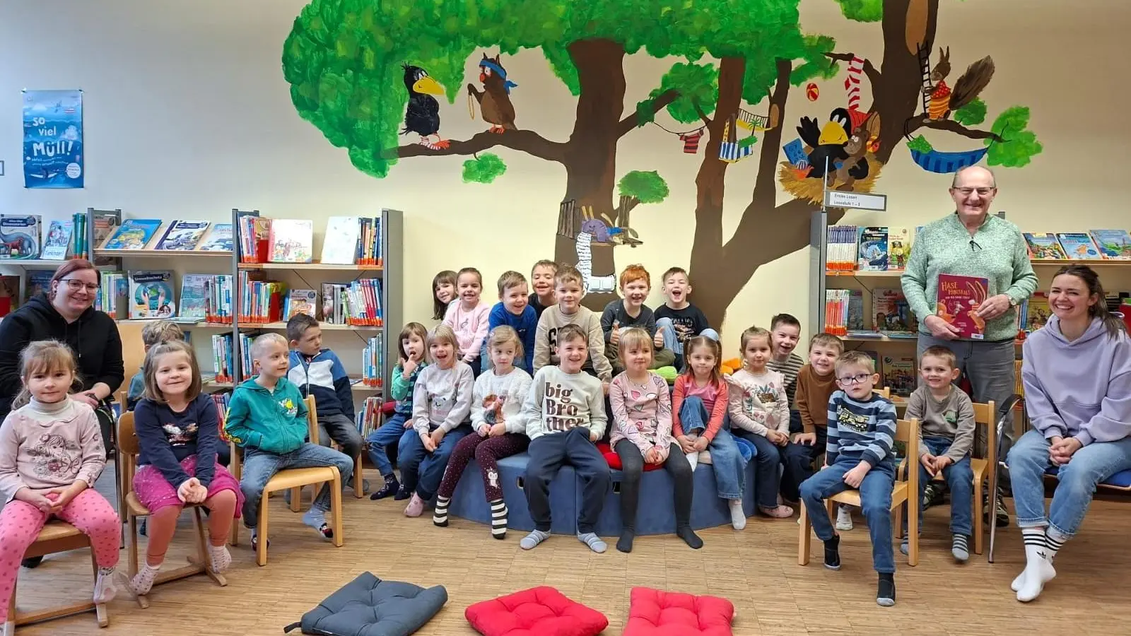 Große Freude bereitete 3. Bürgermeister Hubert Blödt (stehend) den Kümmersbrucker Vorschulkindern beim Vorlesen in der Gemeindebibliothek. (Bild: Margit Frost)