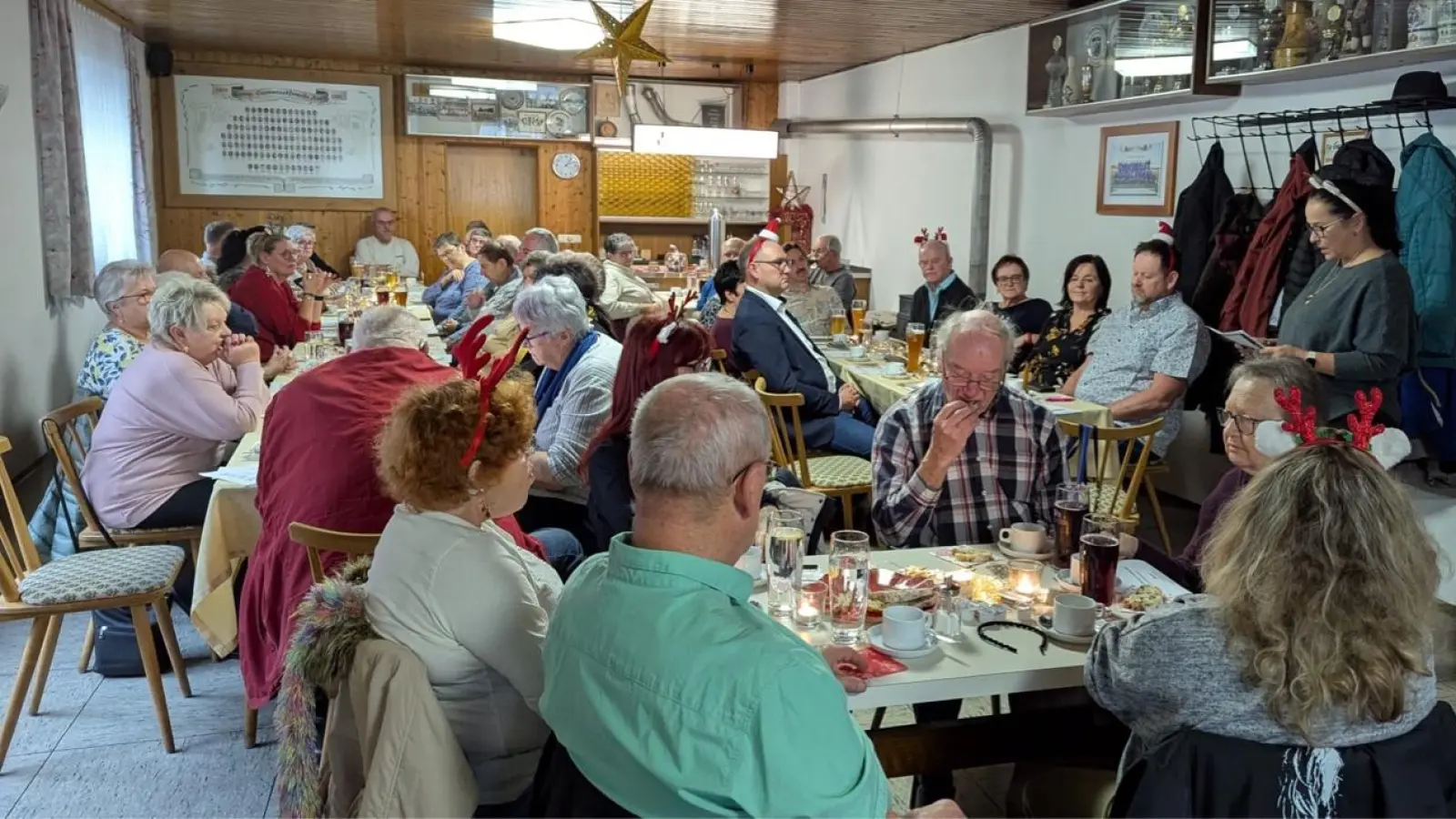 Mit Geschichte und Weihnachtlicher Musik verbrachten die VdK Mitglieder einen gemütlichen Nachmittag im Gasthaus Hauptmann. Bürgermeister Richard Kammerer übergab eine Spende. (Bild: Uli Zeinz)