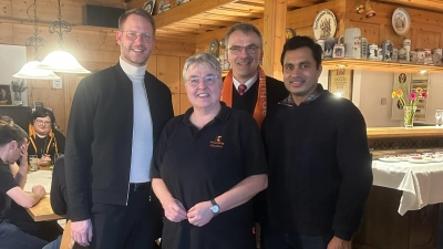 Landespräses Pfarrer Christoph Wittmann, Bezirksvorsitzende Martina Mark, Bezirkspräses Pfarrer Martin Besold und Ortspräses Pater James George (von links) freuten sich über die Anwesenheit der zahlreichen Kolpinger aus sieben Kolpingsfamilien. (Bild: Theresa Meister)