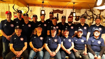 Der FC-Bayern-Stammtisch Dürnast mit Teamsprecher Rainer Dörner ( vorne Dritter von links). (Bild: Siegfried Bock)