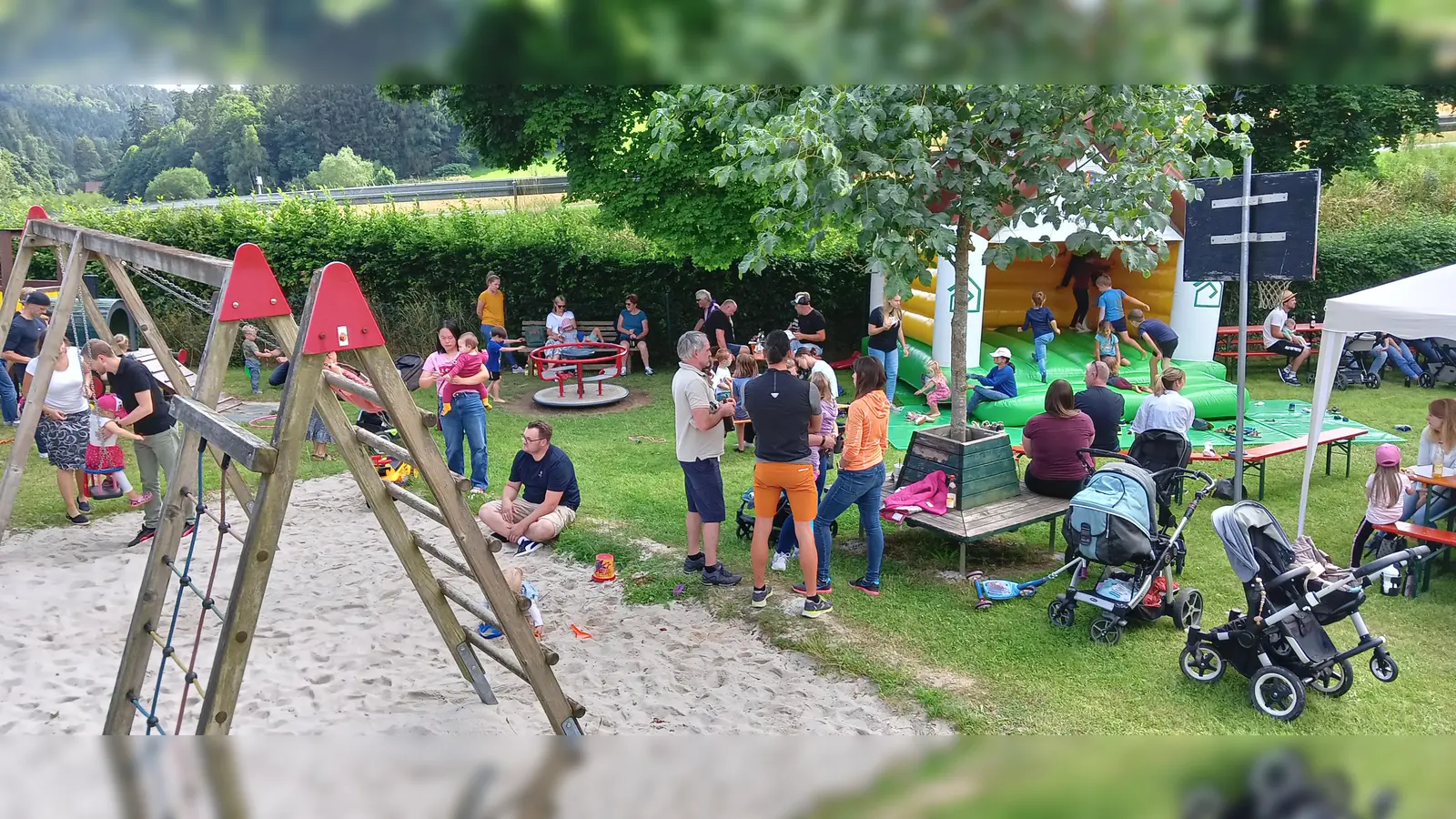 ausgelassene Spielfreude rund um den Kinderspielplatz Theisseil (Bild: Michael Lukas)