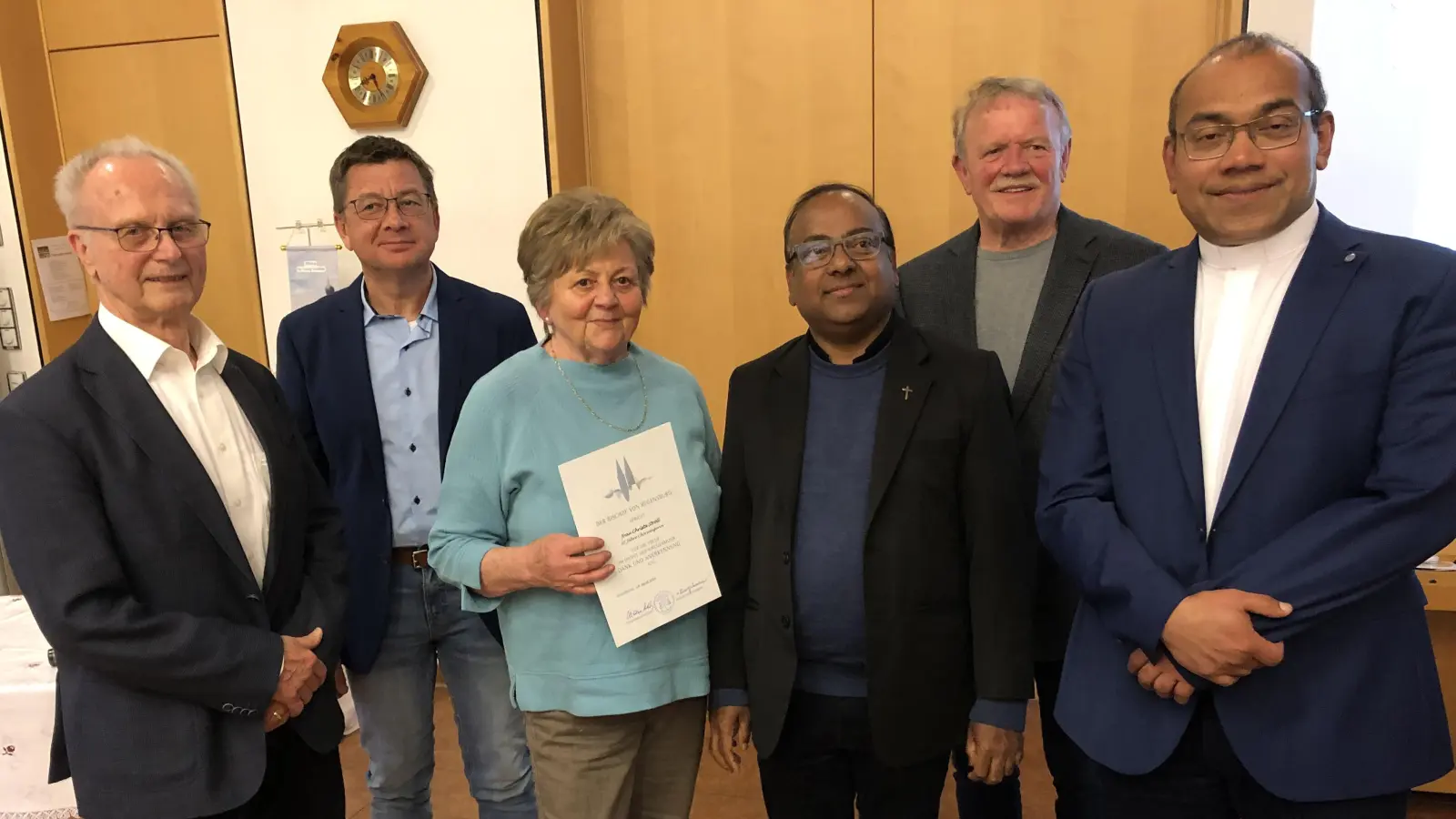 Für 30 Jahre Mitwirkung im Kirchenchor Schlicht wurde Christa Ströll besonders geehrt. Es gratulierten (v. li.) Chorleiter Heinz Krob, Kirchenpfleger Markus Graf, Stadtpfarrer Hruday Madanu, PGR-Sprecher Werner Prechtl und Pfarrvikar Jimmy Joseph. (Bild: Christian Trummer)