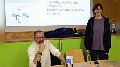 Frau Anja Plonner und Herr Reinhart Greiner vom BayernLab Nabburg informierten die Zuhörer über die Sicherheit im Netz (Bild: Michael Welnhofer)