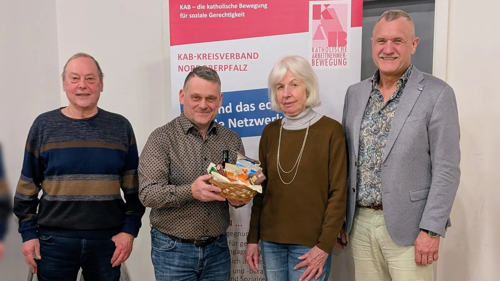 Der KAB-Kreisverband trifft sich. V.l. Hermann Stadler, Diözesansekretär Markus Nickl, Christa Burzer, Stadtrat Hans-Jürgen Gmeiner..  (Bild: Michael Träger )