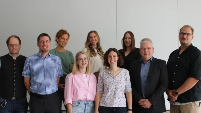 Das Foto zeigt von links nach rechts: Alexander Maurer, stellvertretender Schulleiter Stefen Hüttl, Melanie Päßler, Nadine Gräf, Eva Maria Kittel, Anja Onasch, Schulleiter Ulrich Zänker, Markus Weiß (Bild: Daniel Bischoff)