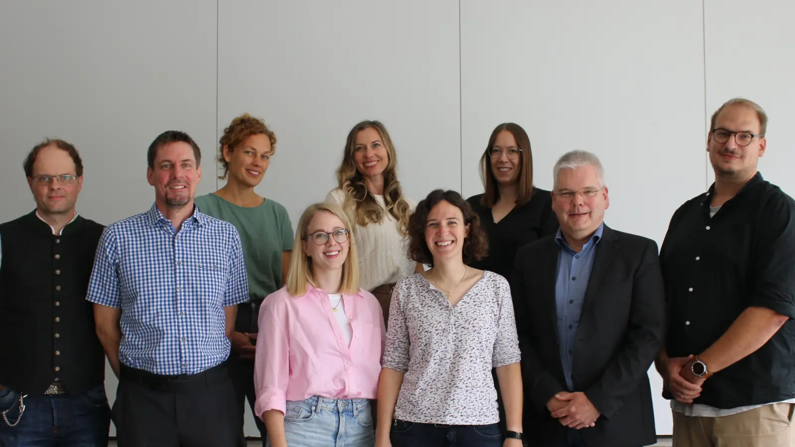Das Foto zeigt von links nach rechts: Alexander Maurer, stellvertretender Schulleiter Stefen Hüttl, Melanie Päßler, Nadine Gräf, Eva Maria Kittel, Anja Onasch, Schulleiter Ulrich Zänker, Markus Weiß (Bild: Daniel Bischoff)