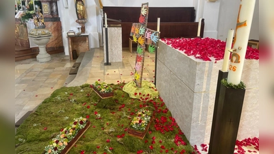  Fast in ein Bett aus Rosenblätter hatte sich am Ende des Rosenblätterregens der Altar verwandelt. (Bild: Nikolaus Scherr)