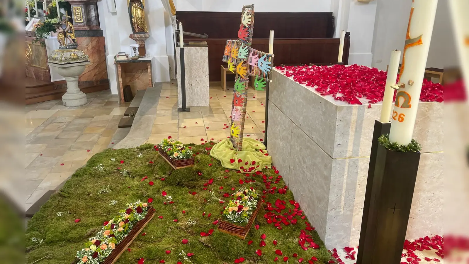  Fast in ein Bett aus Rosenblätter hatte sich am Ende des Rosenblätterregens der Altar verwandelt. (Bild: Nikolaus Scherr)
