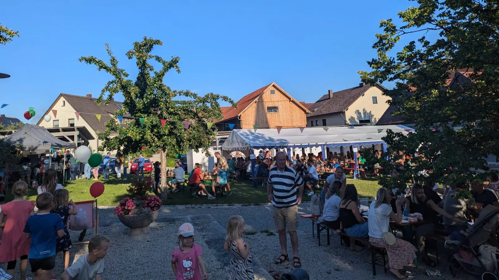 Mit vielen auswärtigen Gästen genoss man den lauen italienisch angehauchten Sommerabend (Bild: Sandra Preitschaft)