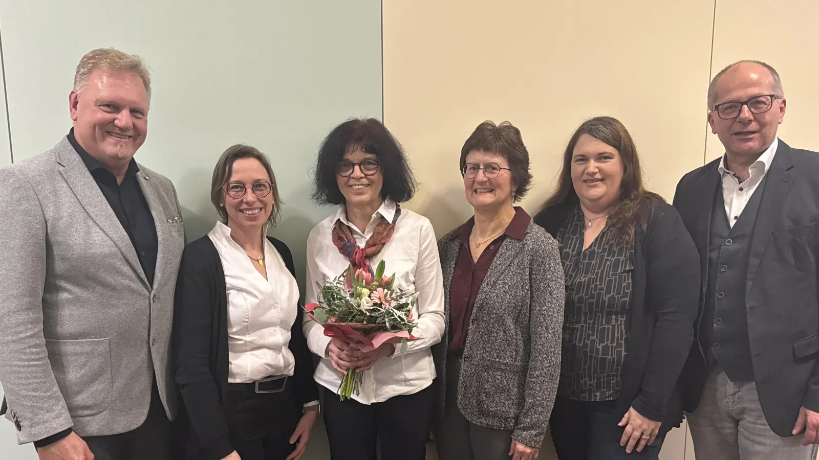 Bürgermeister Roman Schäffler (rechts), Geschäftsstellenleiter Reinhard Herr (links), Agnes Ring (2. von links), Regina Amm (3. von rechts) und Angelika Kaufmann (2. von rechts) wünschen Erzieherin Beate Rodler alles Gute für den verdienten Ruhestand. (Bild: Luisa Banasch)