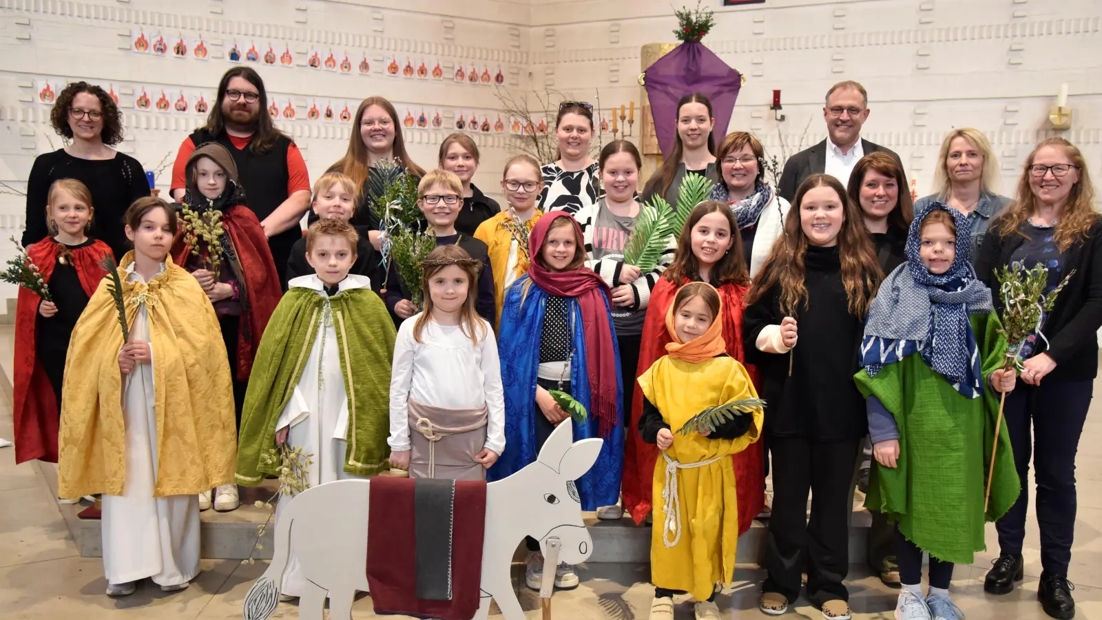 Kindersingkreis Kirchenthumbach mit Team und Zelebranten Hans Gradl und Johannes Bosco  (Bild: Michael Sporrer)