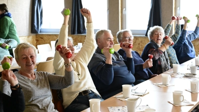 Bei den Senioren wird mit geringem Gewicht gearbeitet, aber hohen Wiederholungszahlen, um Muskelmasse aufzubauen. (Bild: Michael Welnhofer)