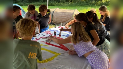 Mit viel Freude und Kreativität gestalten die Kinder und Jugendlichen ihre Lagerfahne. (Bild: Veronika List)