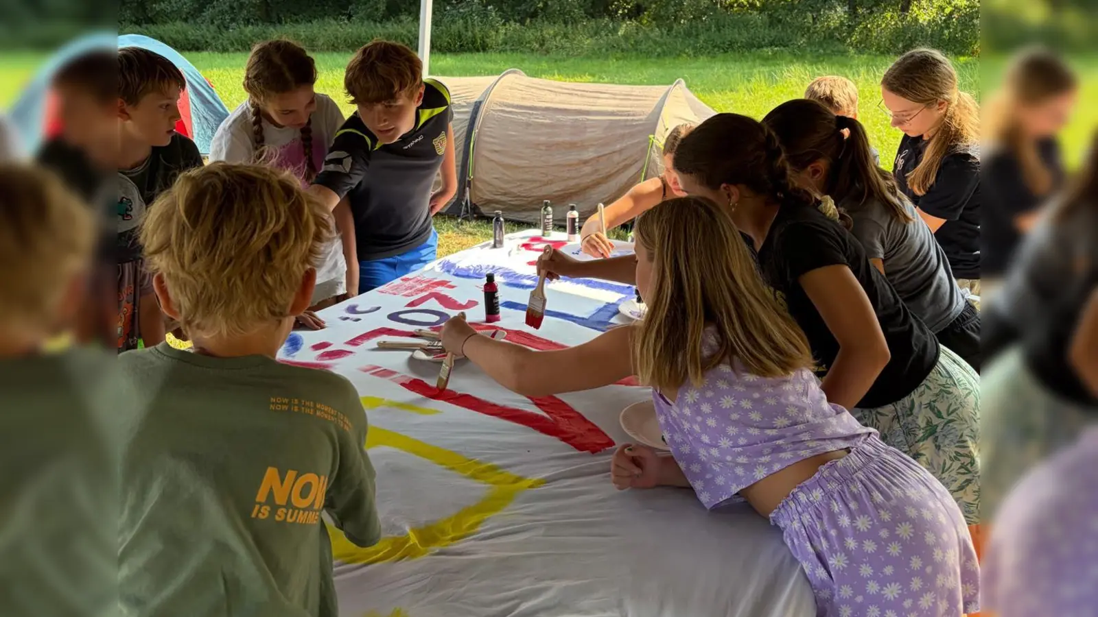 Mit viel Freude und Kreativität gestalten die Kinder und Jugendlichen ihre Lagerfahne. (Bild: Veronika List)