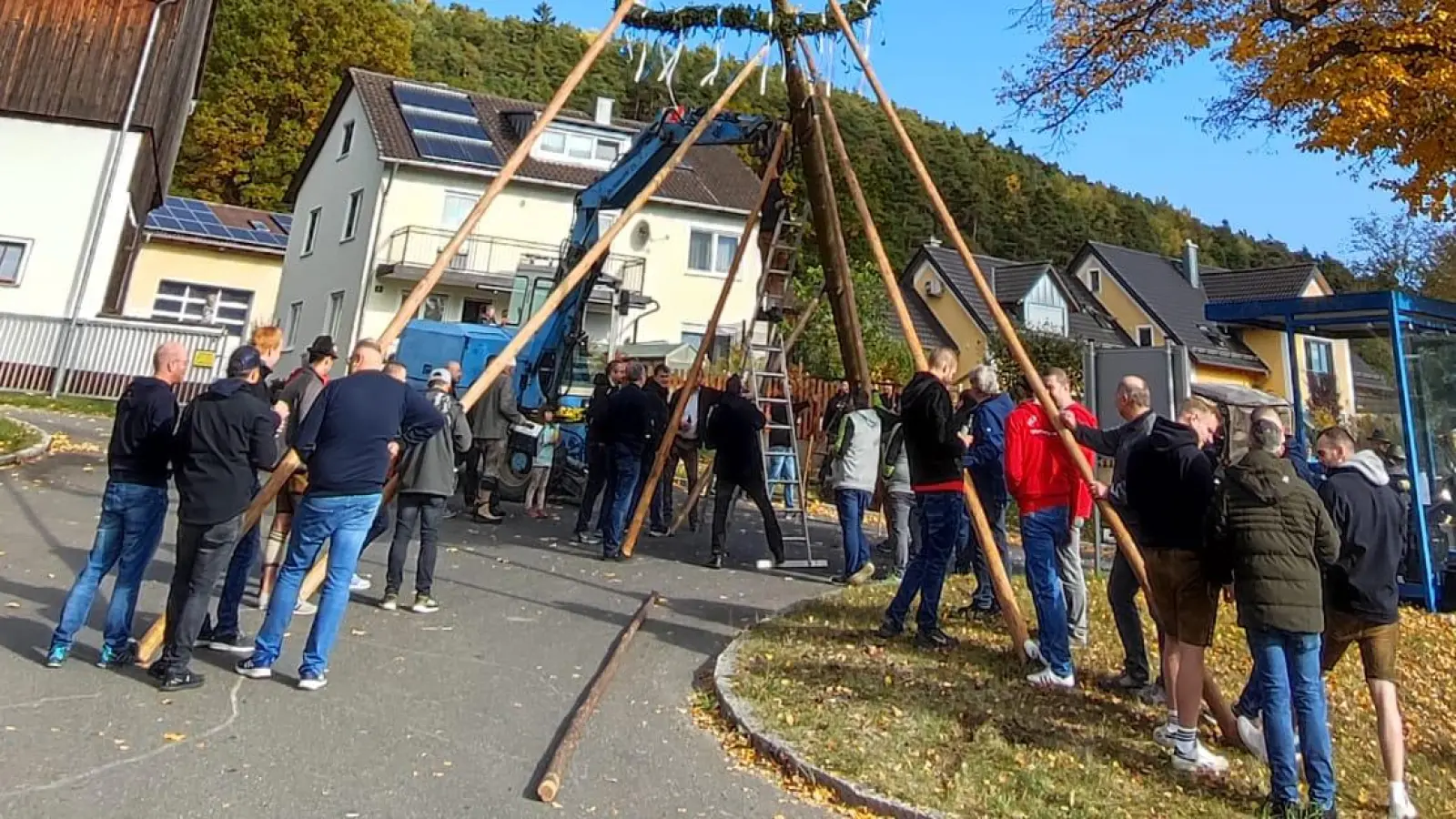 Aufstellen des Kirwabaums (Bild: Thomas Klinger)