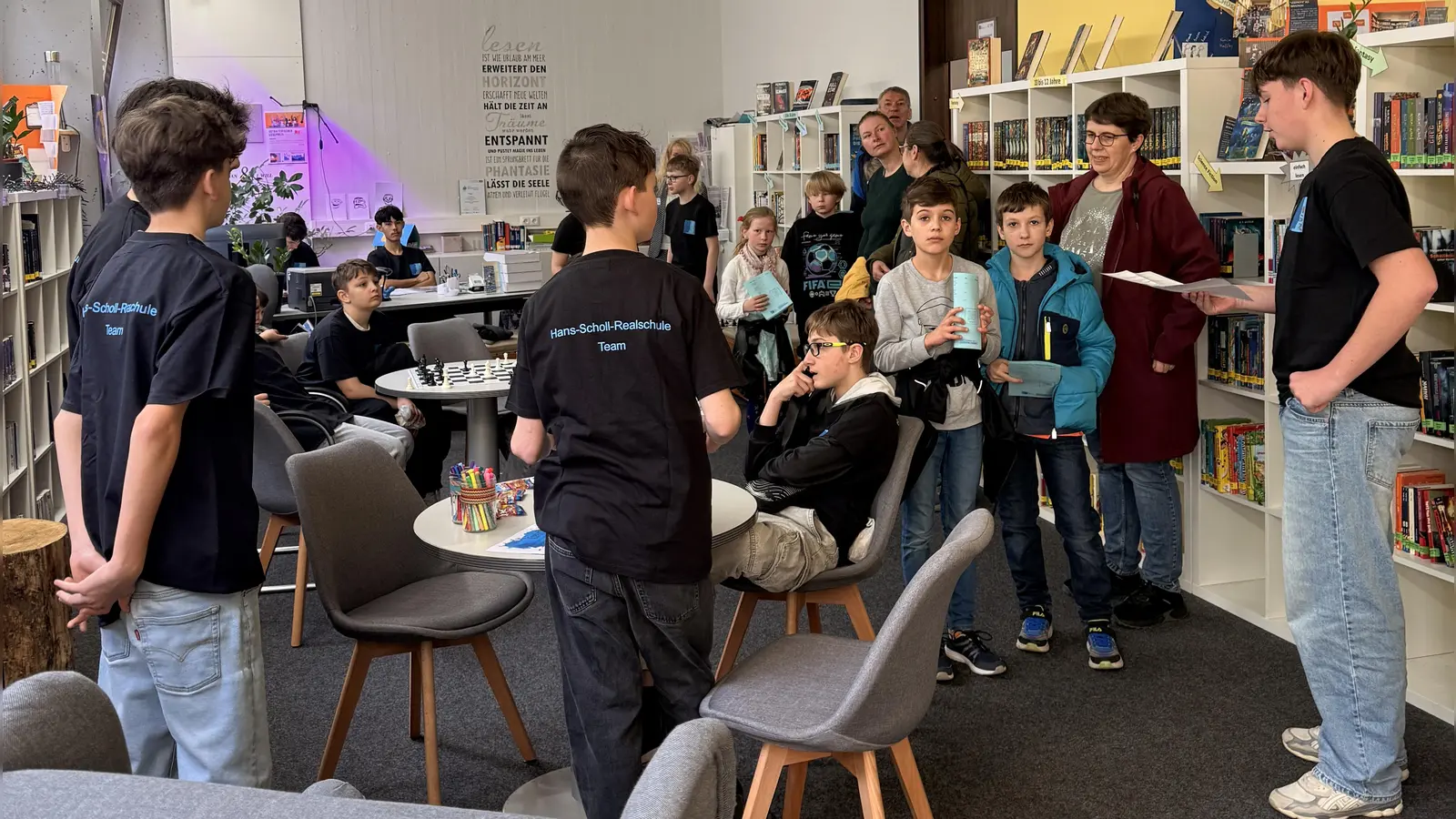 Die Schülerbücherei „Portal” war gut besucht. Viele Grundschüler nutzten die Räumlichkeiten, um die Nase in die große Auswahl von Sachbüchern zu stecken.  (Bild: Kerstin Zeus)