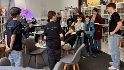 Die Schülerbücherei „Portal” war gut besucht. Viele Grundschüler nutzten die Räumlichkeiten, um die Nase in die große Auswahl von Sachbüchern zu stecken.  (Bild: Kerstin Zeus)