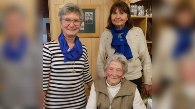 Viel Lob, Dank und Anerkennung gab es für Sophie Dollhopf, für ihre 70-jährige Treue zum Katholischen Frauenbund. Bild von links: Renate Bock, Sophie Dollhopf und Inge Trottmann. (Bild: Fred Lehner)