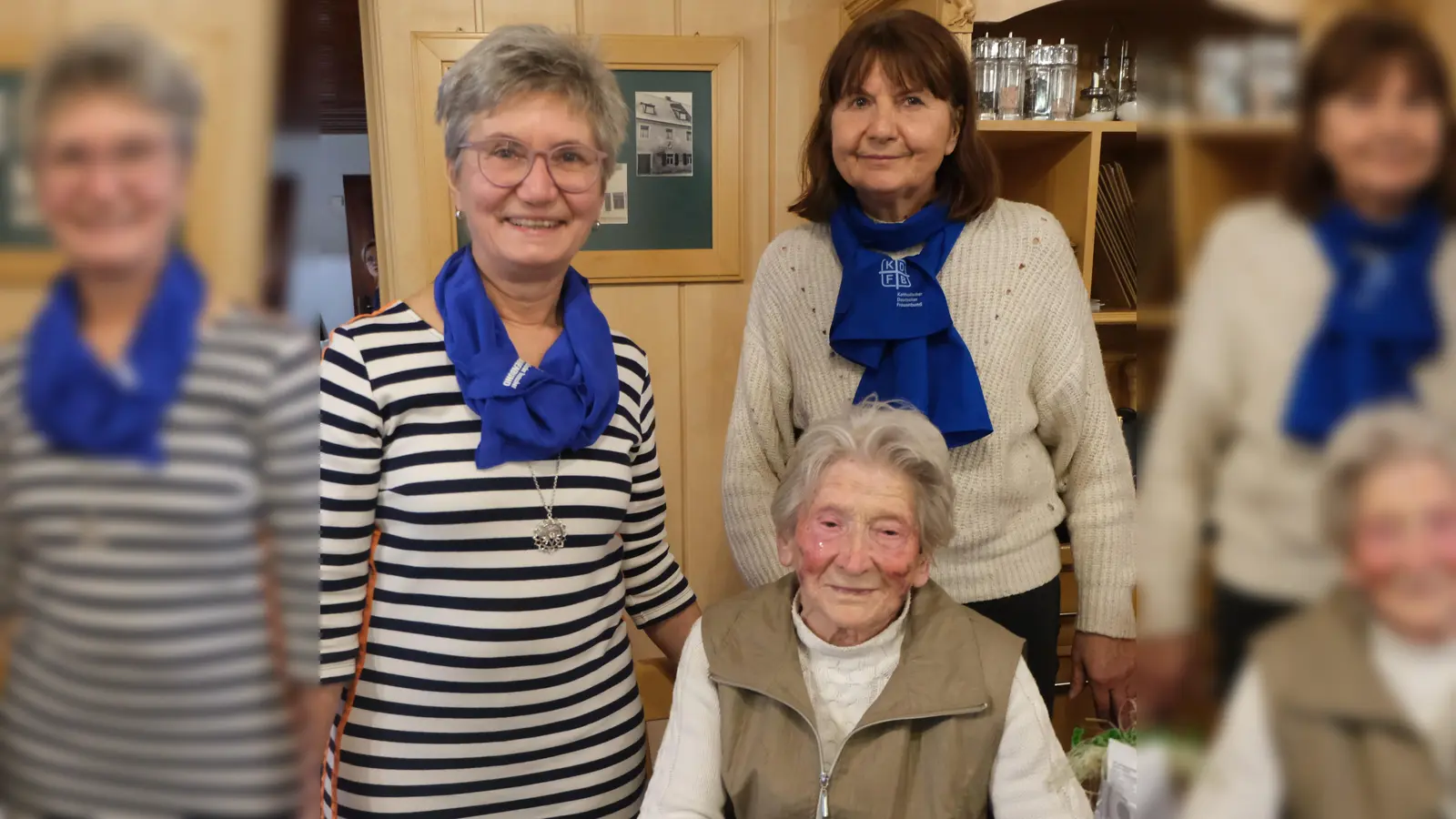 Viel Lob, Dank und Anerkennung gab es für Sophie Dollhopf, für ihre 70-jährige Treue zum Katholischen Frauenbund. Bild von links: Renate Bock, Sophie Dollhopf und Inge Trottmann. (Bild: Fred Lehner)