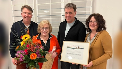  Ehrung der neuen Ehrenvorsitzenden Renate Jahreis. Von links Dr Stefan Bauer, Renate Jahreis, Gerd Miederer, Lydia Hofmann.  (Bild: Albert Riedl )