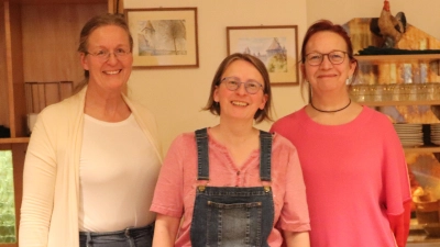 Duftende Blätter, teils frisch gesammelt, teils getrocknet, hatte Kräuterpädagogin Jana Fölkel (Mitte) zum Offenen FrauenTreff mitgebracht. Dagmar Schöberl vom OFT-Team (rechts) und Dekanatsfrauenbeauftragte Corinna Groth (links) freuten sich über das rege Interesse der Frauen.  (Bild: Corinna Groth)