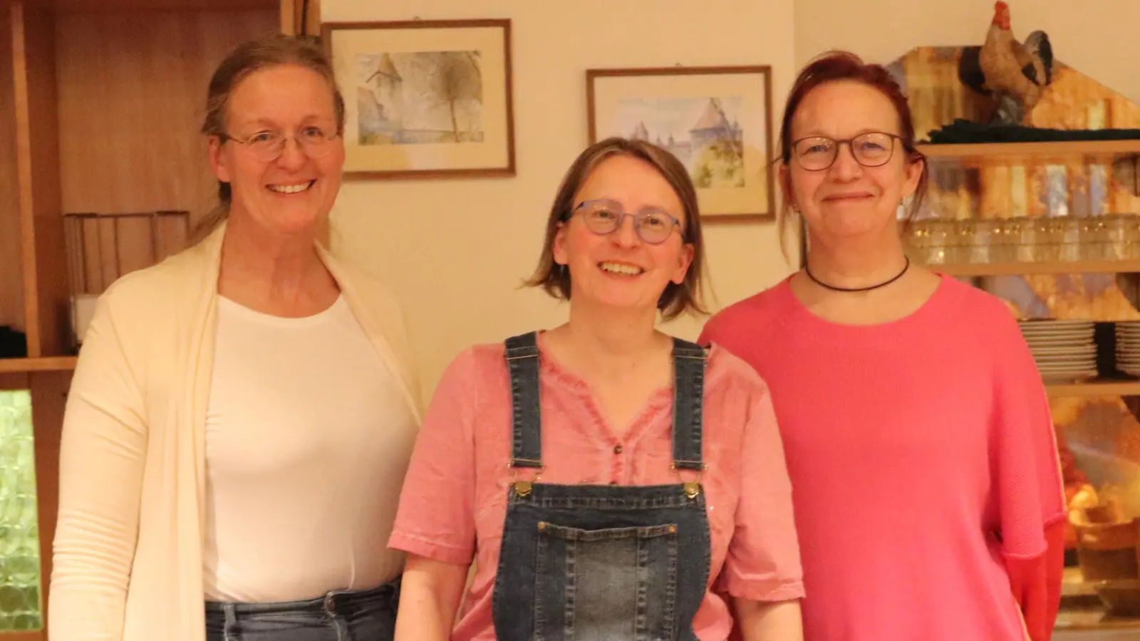Duftende Blätter, teils frisch gesammelt, teils getrocknet, hatte Kräuterpädagogin Jana Fölkel (Mitte) zum Offenen FrauenTreff mitgebracht. Dagmar Schöberl vom OFT-Team (rechts) und Dekanatsfrauenbeauftragte Corinna Groth (links) freuten sich über das rege Interesse der Frauen.  (Bild: Corinna Groth)