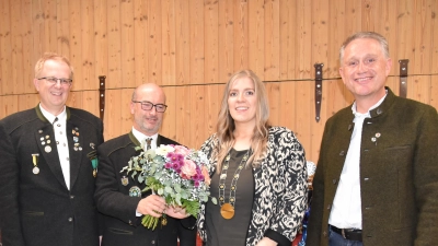 Die Bürgerkönigin 2025 Lisa Gebhard mit 1. Schützenmeister Reiner Hoffmann (li.), 2. Schützenmeister Markus Gebhard (2. v.l.) und 1. Bürgermeister Hermann Böhm (re.) (Bild: Josef Schmaußer)