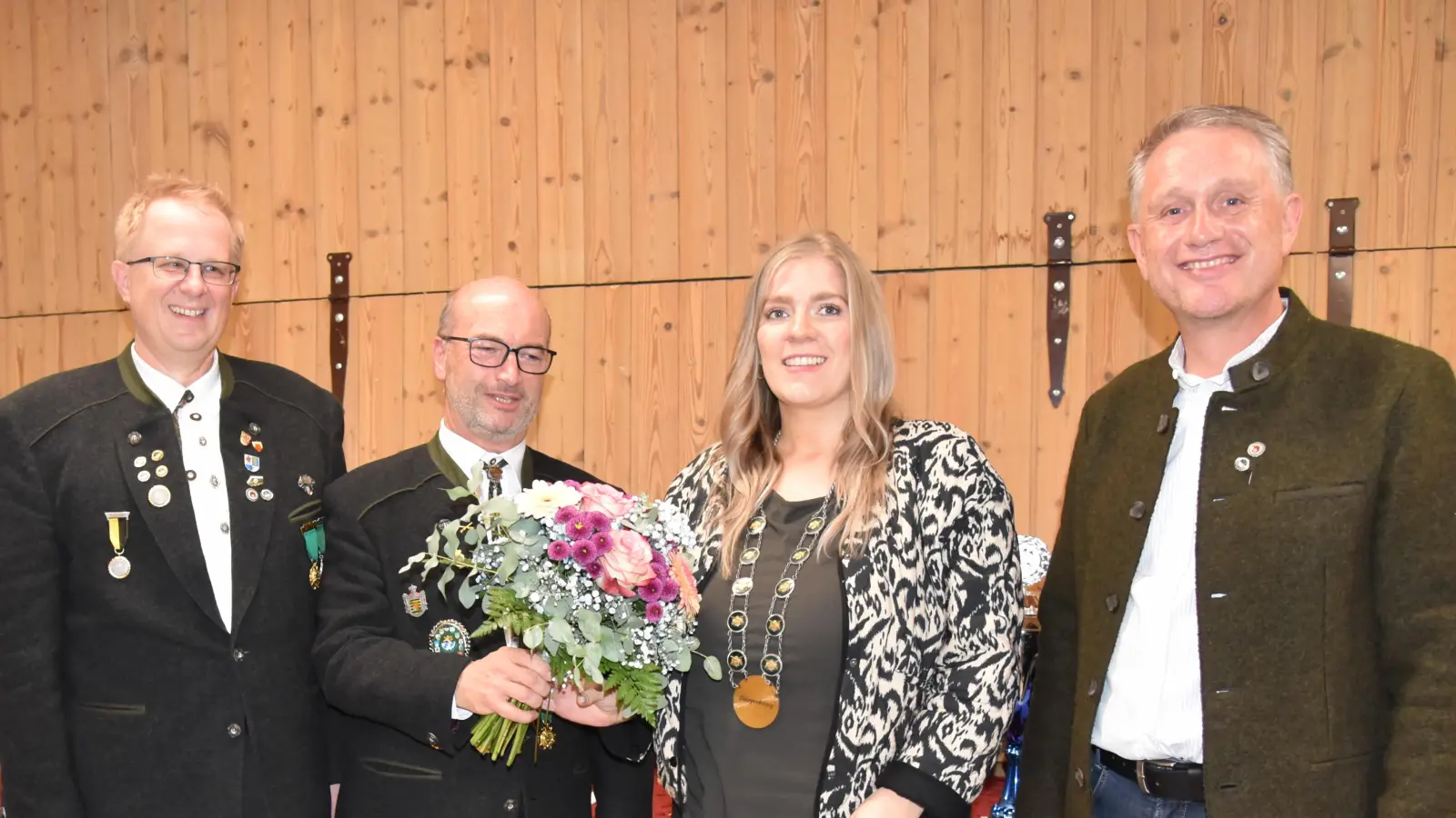 Die Bürgerkönigin 2025 Lisa Gebhard mit 1. Schützenmeister Reiner Hoffmann (li.), 2. Schützenmeister Markus Gebhard (2. v.l.) und 1. Bürgermeister Hermann Böhm (re.) (Bild: Josef Schmaußer)