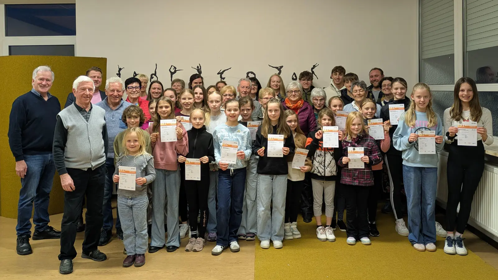 78 Sportabzeichen wurden beim TuS Mitterteich 2025 absolviert. Im Bild der Großteil der erfolgreichen Sportler, TuS-Präsident Anton Bauernfeind und Bürgermeister Stefan Grillmeier. (Bild: Christina Schiffmann)