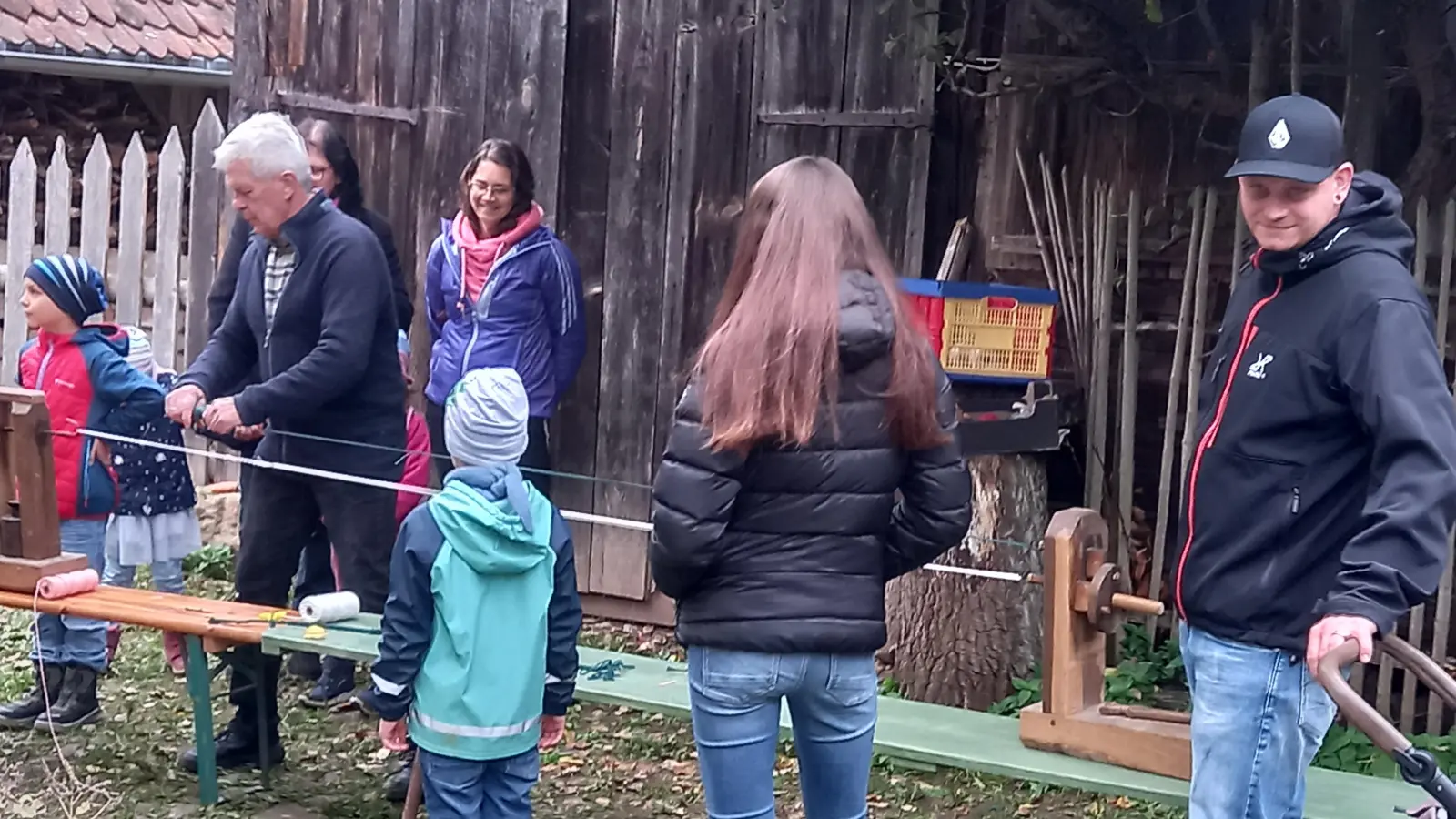Interessiert beobachteten auch die Erwachsenen wie früher Seile gedreht wurden. (Bild: Elfriede Winter )