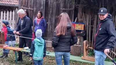Interessiert beobachteten auch die Erwachsenen wie früher Seile gedreht wurden. (Bild: Elfriede Winter )
