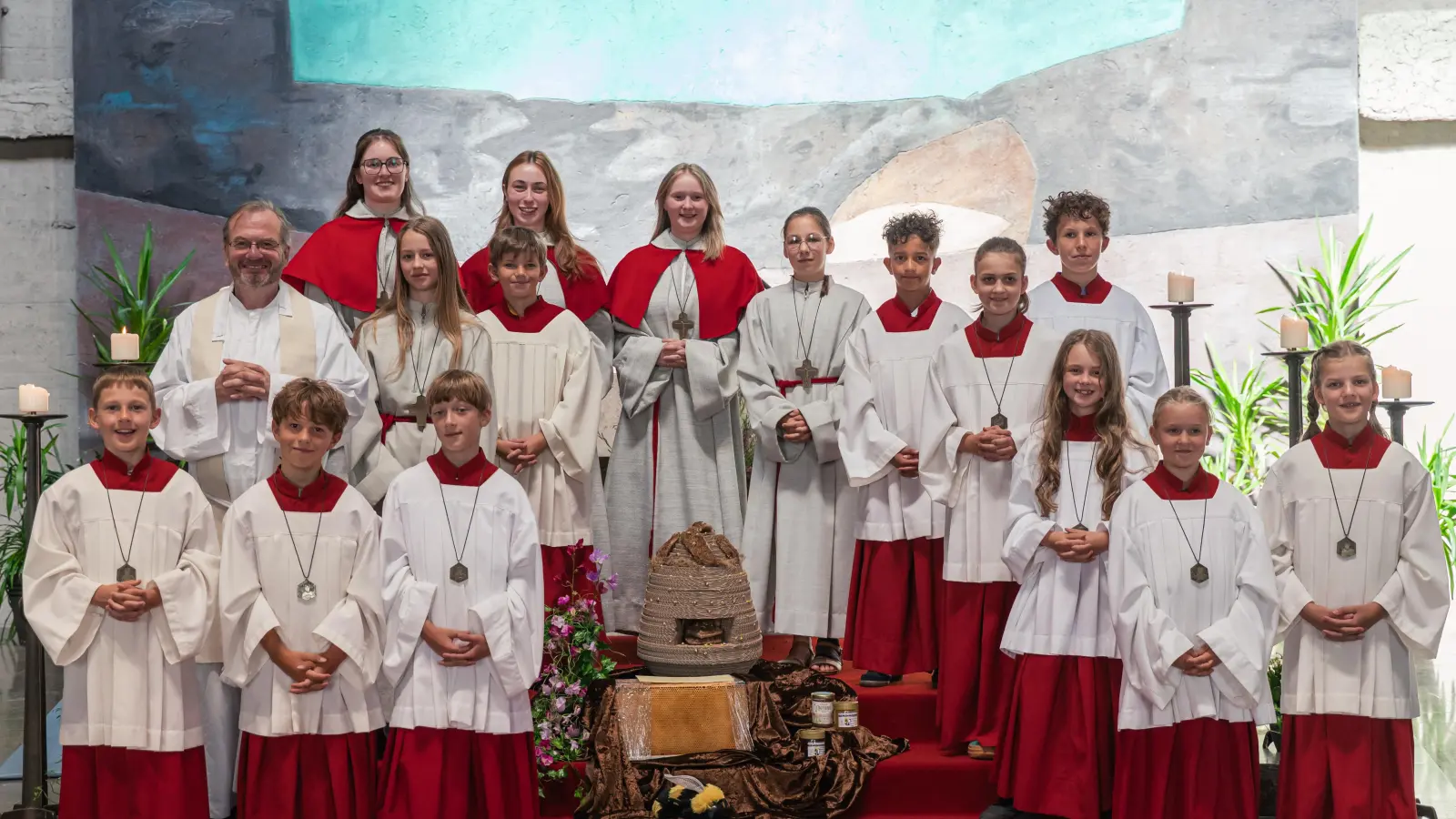 Sieben neue Ministranten wurden vergangenen Sonntag feierlich in den Dienst am Altar aufgenommen. (Bild: Lisa Berlinger)