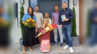 Die Erstklässleraktion der SPD fand heuer zum 25. Mal statt. Auf dem Bild von links: Anja und Christian Altmann, die zukünftige Erstklässlerin Leni mit ihrer Schwester Marie, zweiter Bürgermeister Uwe Bergmann und Stadtrat Daniel Hutzler (Bild: David Bergmann)