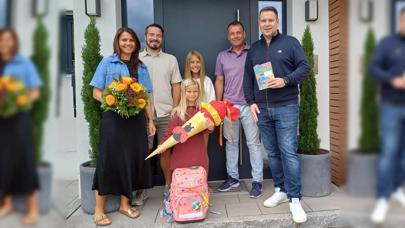 Die Erstklässleraktion der SPD fand heuer zum 25. Mal statt. Auf dem Bild von links: Anja und Christian Altmann, die zukünftige Erstklässlerin Leni mit ihrer Schwester Marie, zweiter Bürgermeister Uwe Bergmann und Stadtrat Daniel Hutzler (Bild: David Bergmann)