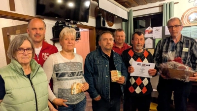 Die Gewinner des FSV - Preisschafkopfs mit den Organisatoren Hubert Pühler (Zweiter von links) und Peter Sollfrank (Dritter von rechts). (Bild: Peter Sollfrank)