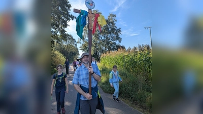 Das Pilgerkreuz mit dem Logo des heiligen Jahres wird von PGR-Mitglied Thomas Singer vorangetragen!  (Bild: Regina Probst )