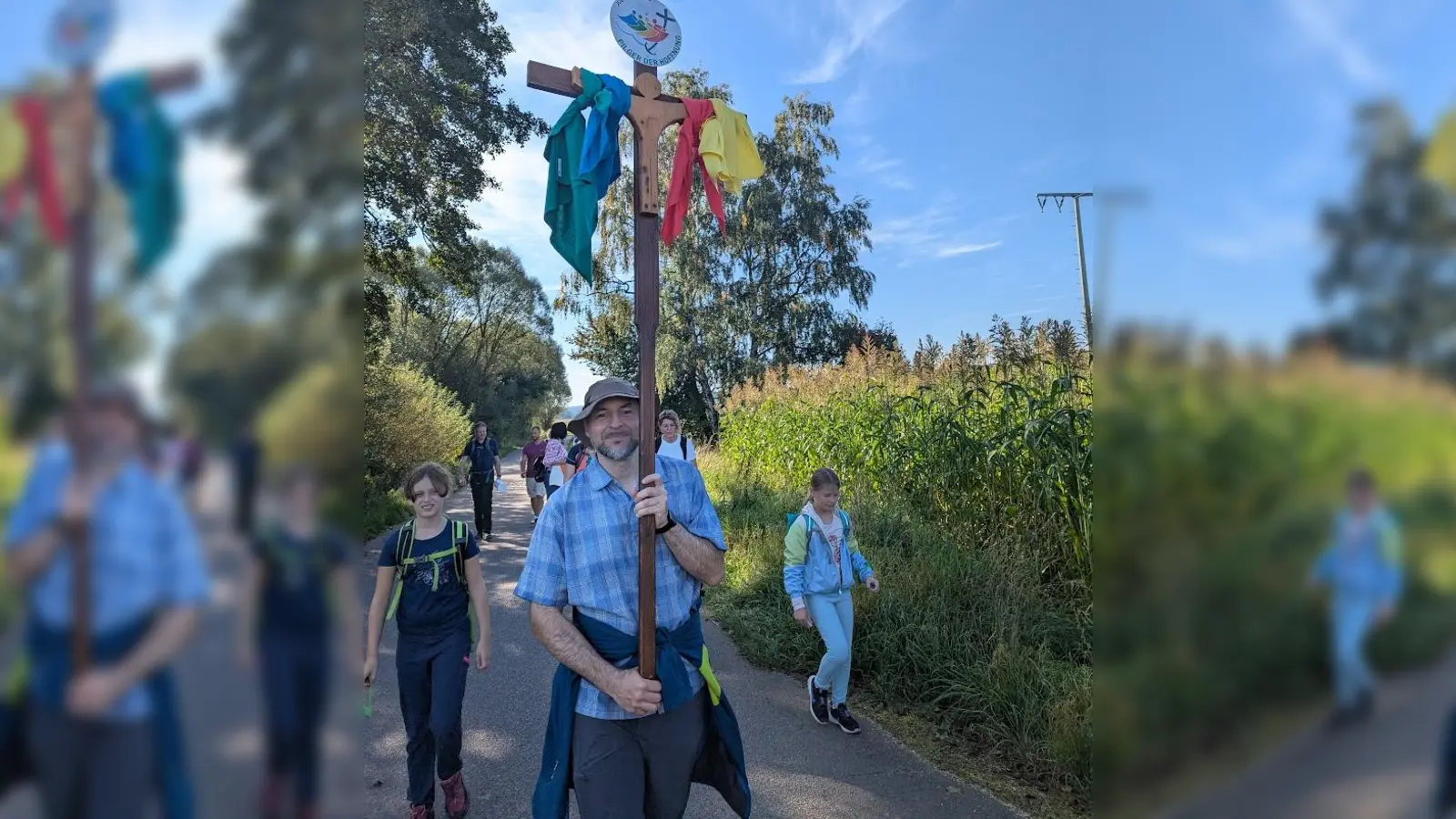 Das Pilgerkreuz mit dem Logo des heiligen Jahres wird von PGR-Mitglied Thomas Singer vorangetragen!  (Bild: Regina Probst )