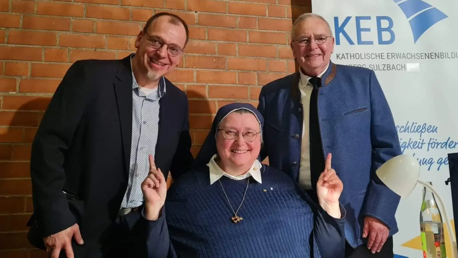 Christian Irlbacher (links), Geschäftsführer der KEB Amberg-Sulzbach, und Georg Franz Fröhler (rechts), Vorsitzender des Hospizvereins Amberg und Amberg-Sulzbach bedankten sich bei Schwester Teresa Zukic für ihren ausgezeichneten, Mut und Hoffnung machenden Vortrag. (Bild: Heinz Ulrich)