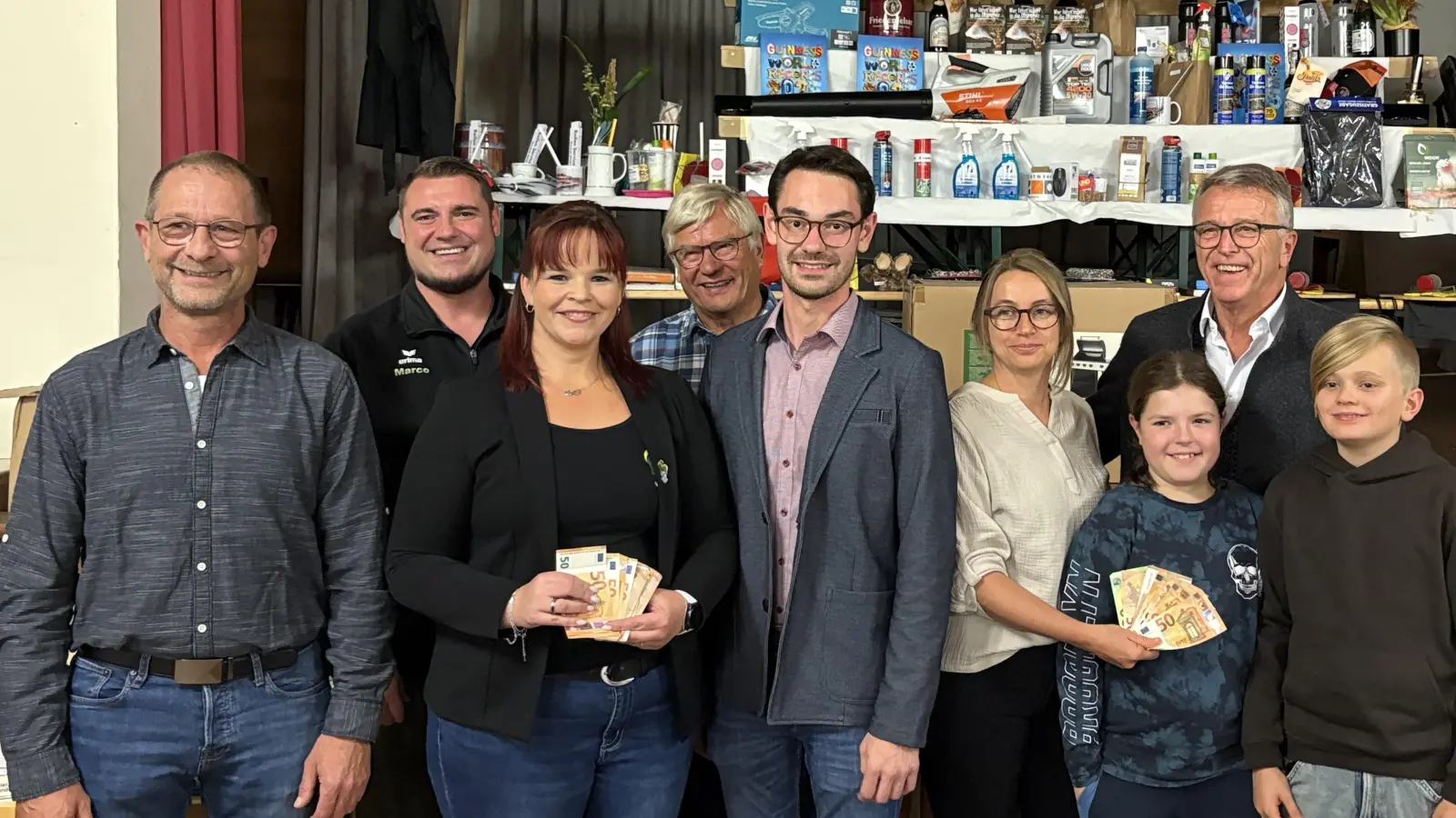 Übergabe der Spenden an die FG Tursiana und das Moderne Theater Tirschenreuth. Im Bild v.l.n.r. Harald Siegert, OV-Vorsitzender Sebastian Rosnitschek und Bürgermeister Franz Stahl (Bild: Hans Maenner)