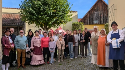Geburtstagsgesellschaft mit den Darstellern. (Bild: Karin Holzapfel)