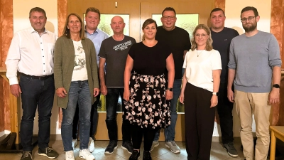 Die alte und neue Vorstandschaft leitet die nächsten vier Jahre die Geschicke des Marktverbandes. Von links: 1. Bürgermeister Ewald Plößner, Michaela Zeitler, Marco Streit, Albert Friedl, Anna Rauh, Dominik Fraunholz, Nicole Goß, Johannes Schreglmann und Kevin Kaiser. (Bild: Dominik Fraunholz)