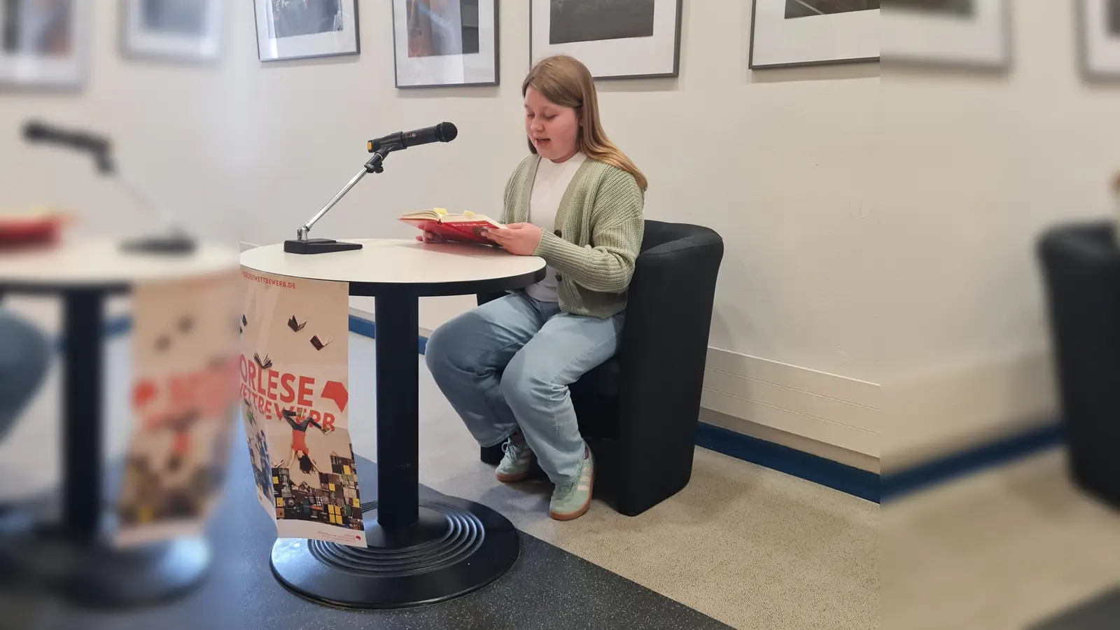 Anna Schrödl aus Poppenricht liest. (Bild: Tonja Scherzer)