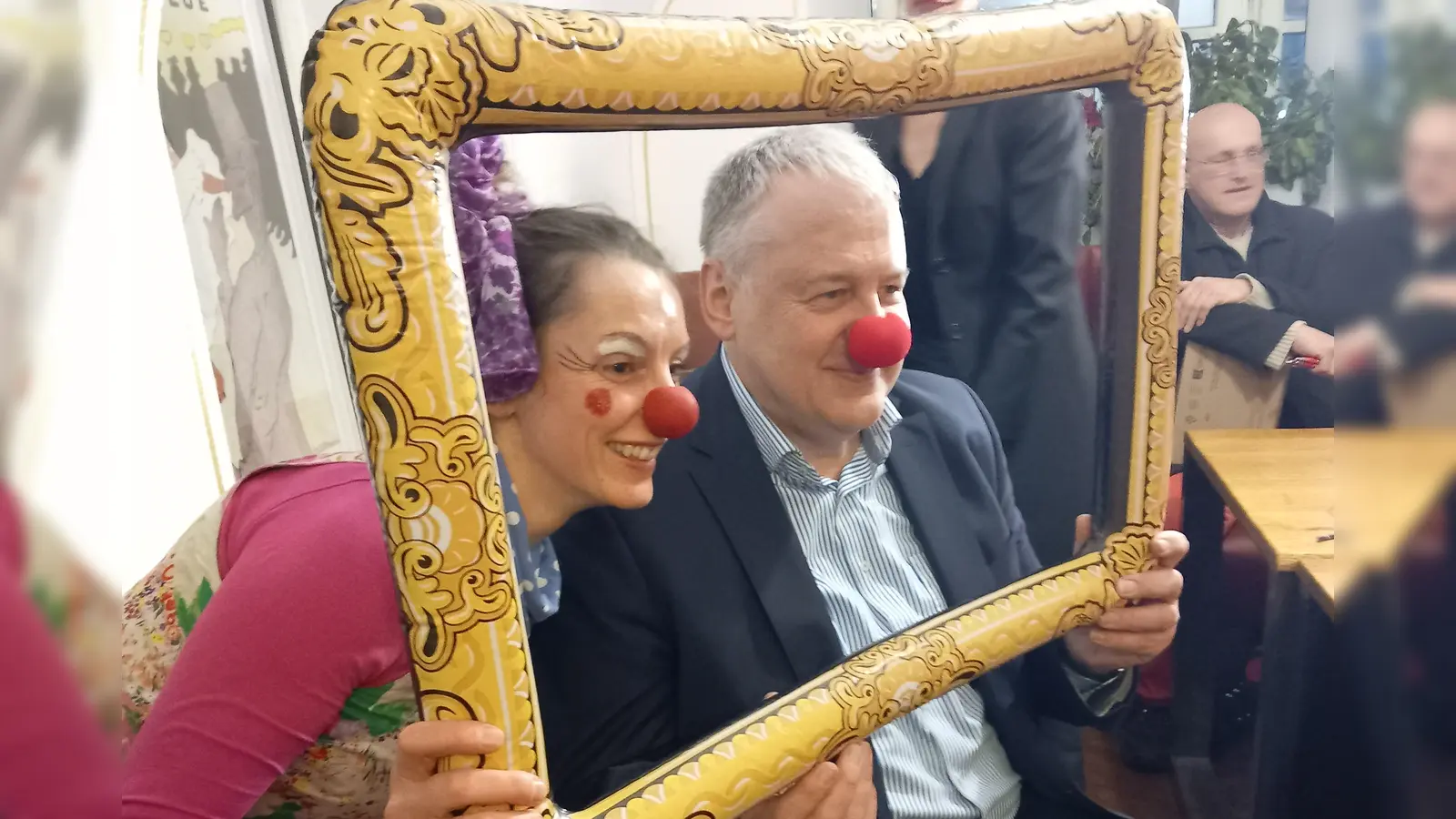 Mit Herz und roter Nase begleitete Landrat Richard Reisinger die Gründung des Vereins „Gute Laune Clowns” an der Seite der Vorsitzenden Judith Gleixner. (Bild: Helga Kamm)