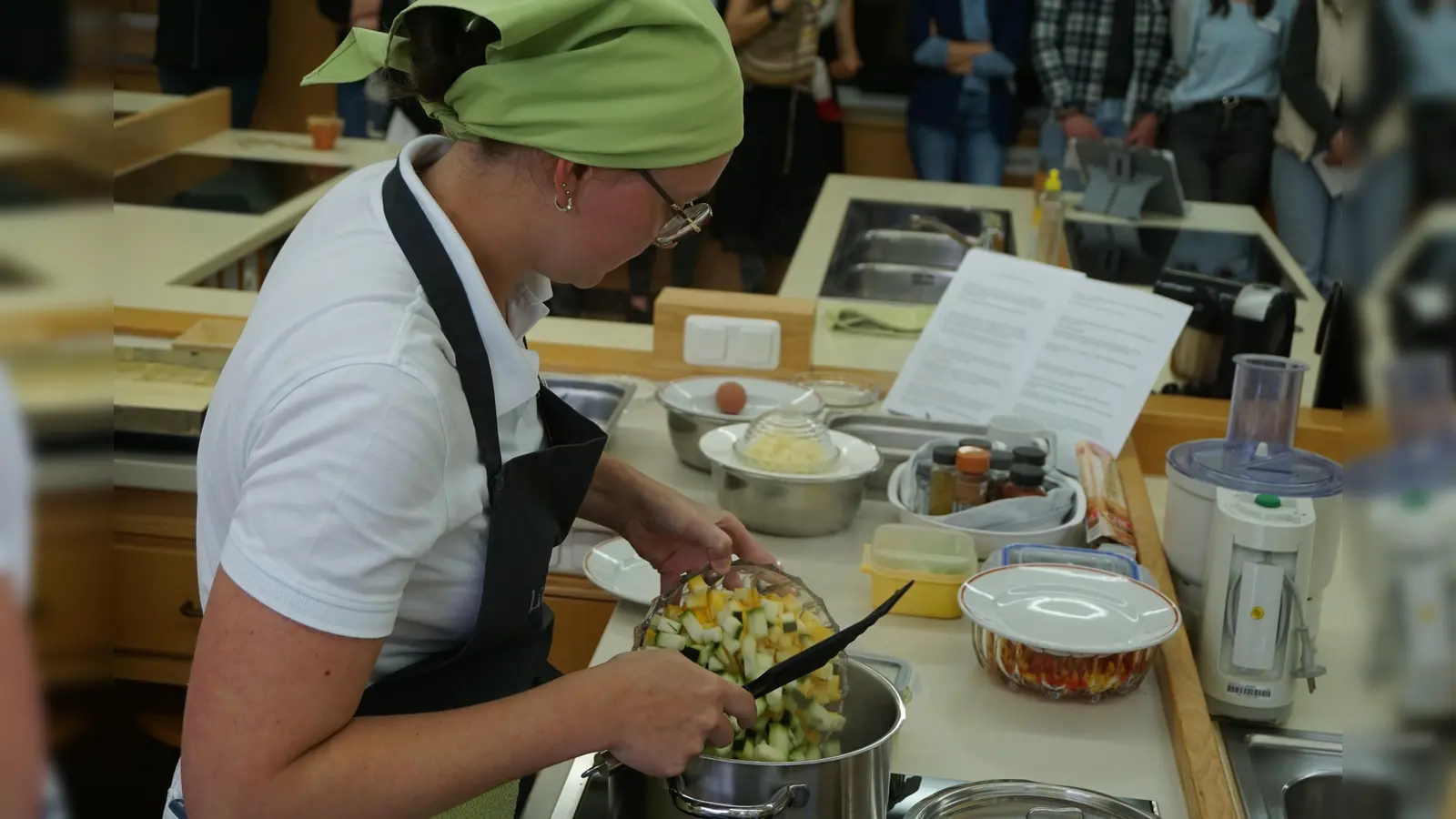 Kochvorführung: Zubereitung der Quiche (Bild: Paul Grötsch)